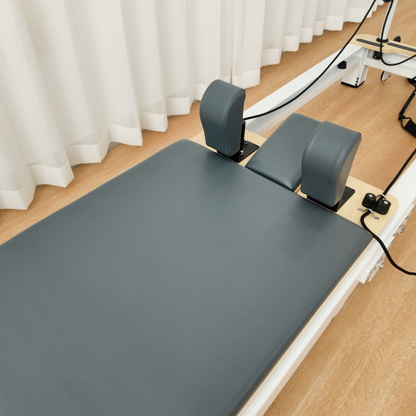 The upholstered carriage and shoulder rests.