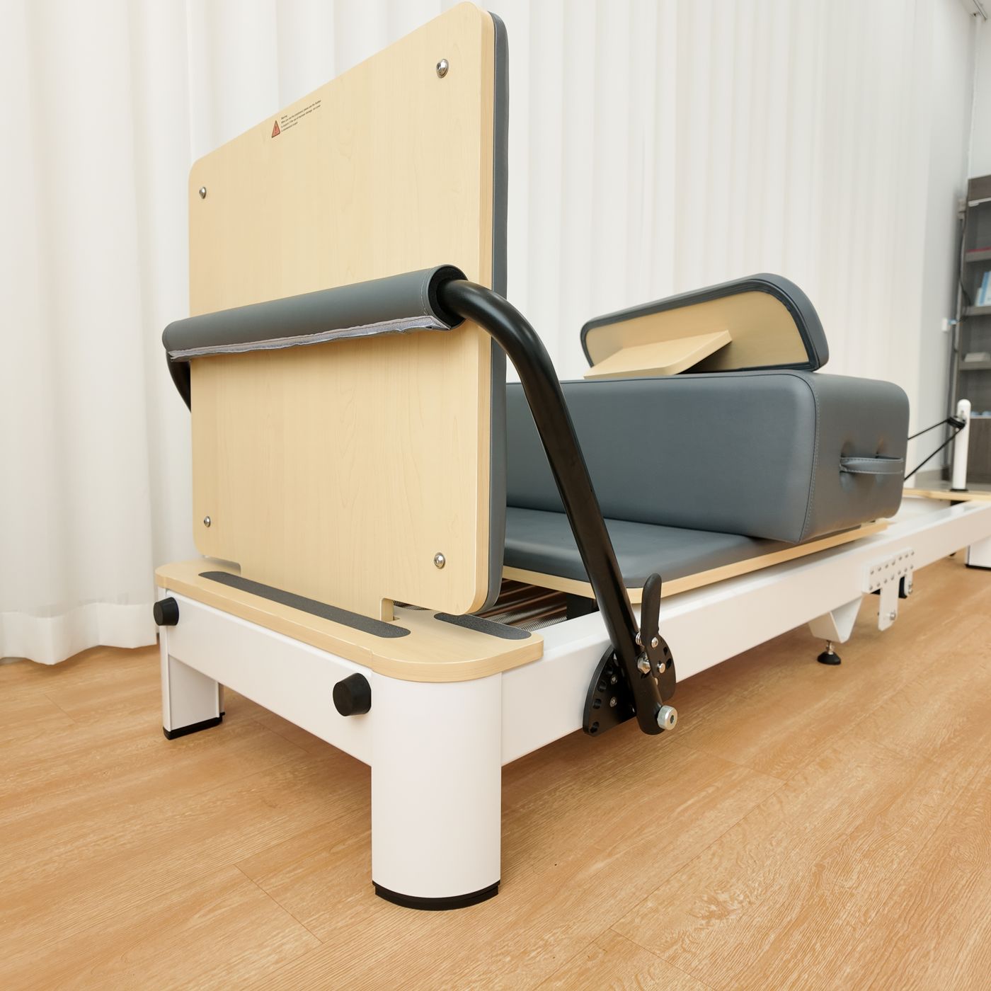 The padded jumpboard fitted at the foot end.